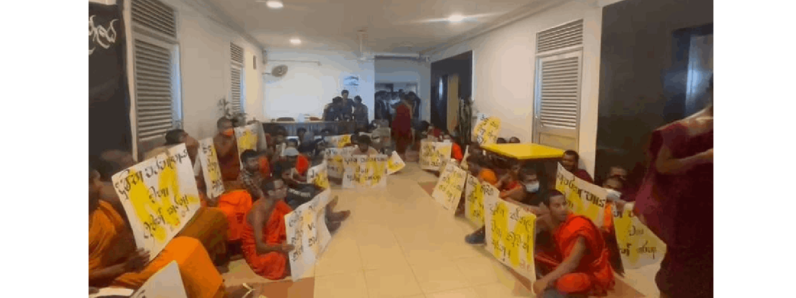 භික්ෂූන් පිරිසක් අධ්‍යාපන අමාත්‍යාංශයේ විරෝධතාවක